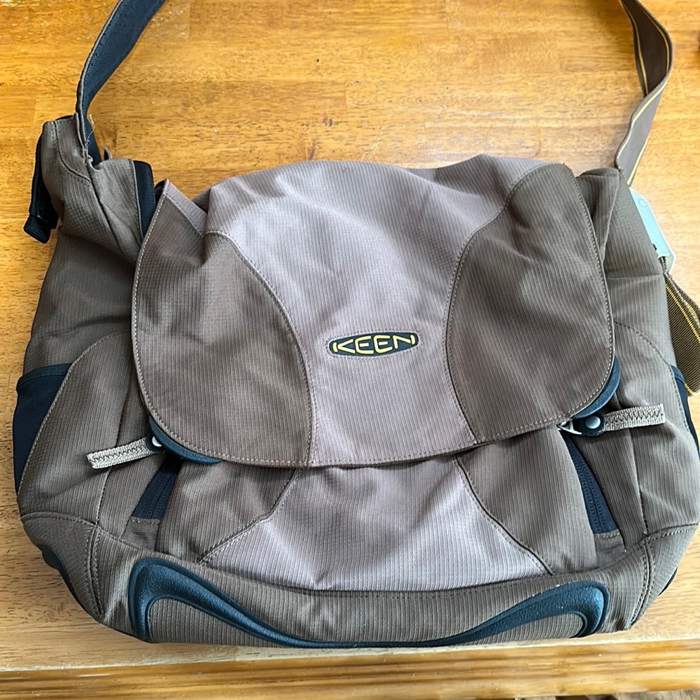 Keen messenger bag